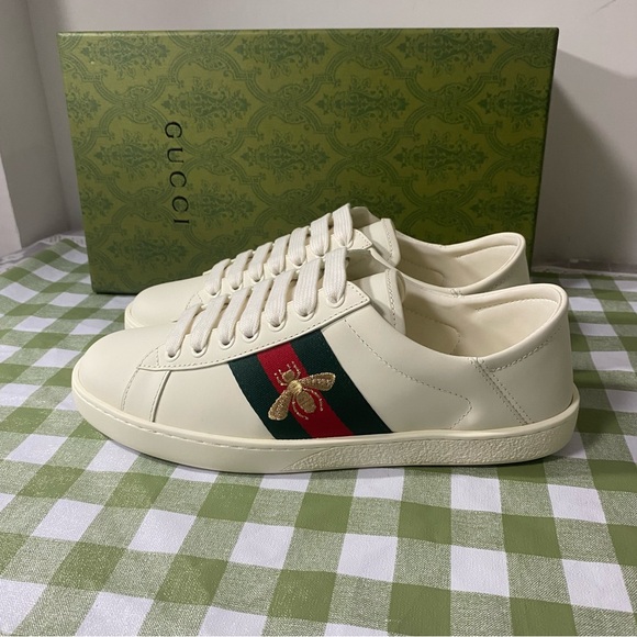 Gucci Cream Sneakers with Red and Green Accents - Picture 2 of 8